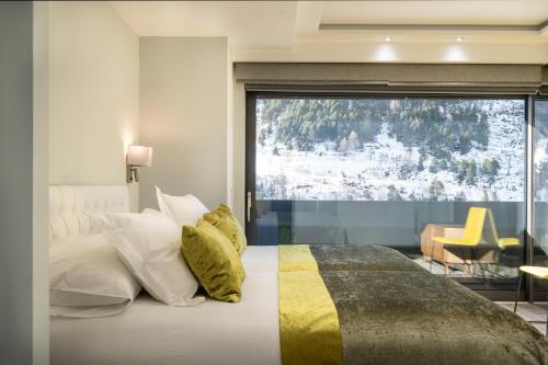 兰索尔THE MIRROR & SPA by Elegant Residences的一间卧室设有一张床和一个大窗户