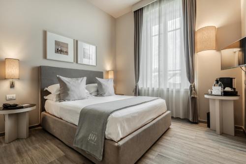 马尔米堡葛雷别墅酒店的一间卧室设有一张大床和一个窗户。