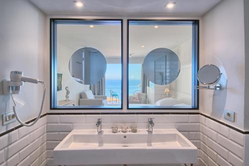 巴古尔蓝水酒店的一间带水槽和大窗户的浴室