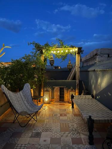 马拉喀什巧克力庭院旅馆的天井配有椅子和带灯的凉亭。