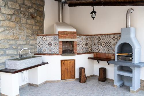 UcriaB&B Tenuta Piano Campo的厨房配有水槽和烤箱