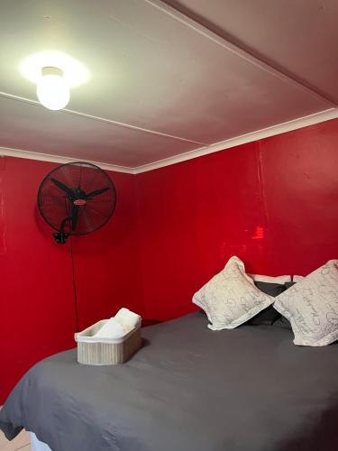 彼得马里茨堡Grey house lodge的红色的房间,设有一张红色墙壁的床