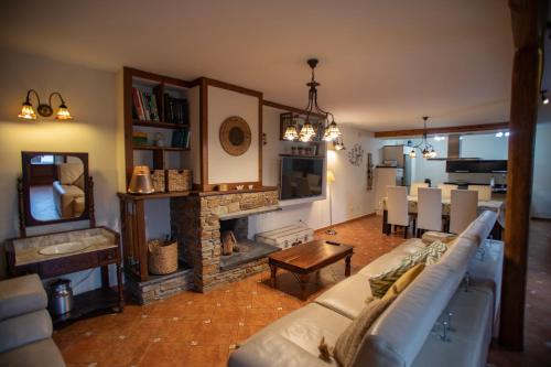 纳维亚Casa Ría de Navia的带沙发和壁炉的客厅