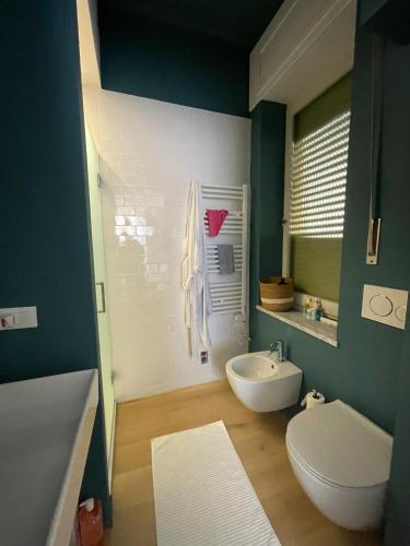 博纳索拉Via Scernio 2 PT的浴室配有白色卫生间和盥洗盆。