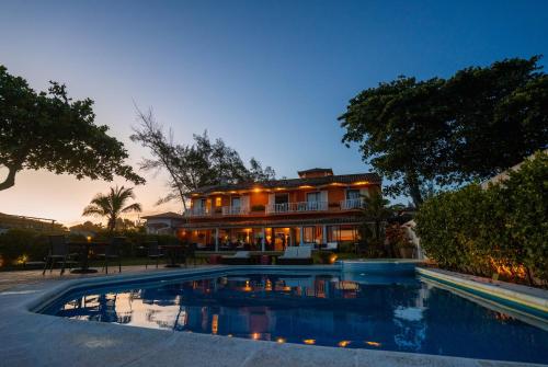 布希奥斯Maravista Hotel & Spa Ltda的一座房子前面设有游泳池