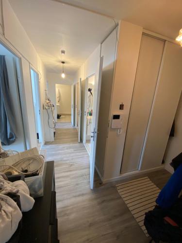 CourcouronnesSuper chambre avec bureau的客房设有步入式淋浴间和走廊