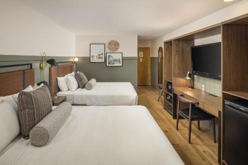 摩押河流大峡谷旅馆的酒店客房配有两张床和一张书桌