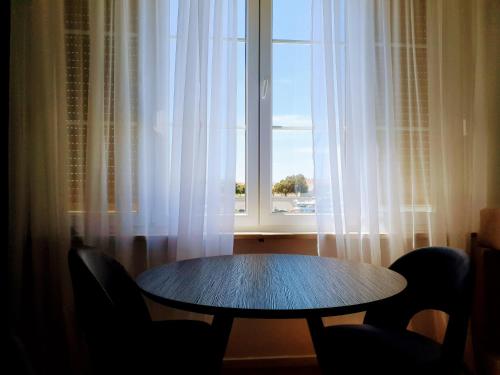 扎达尔伊凡酒店的窗前的桌椅