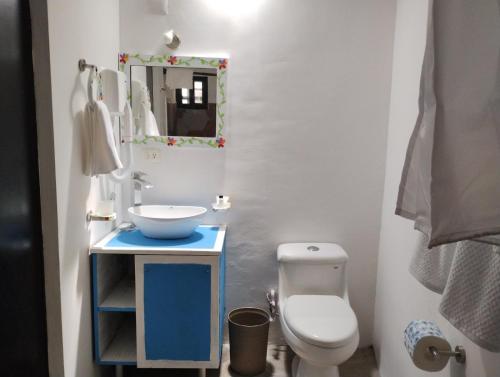 梅里达T´úubul K´iin Bed & Breakfast的一间带水槽、卫生间和镜子的浴室