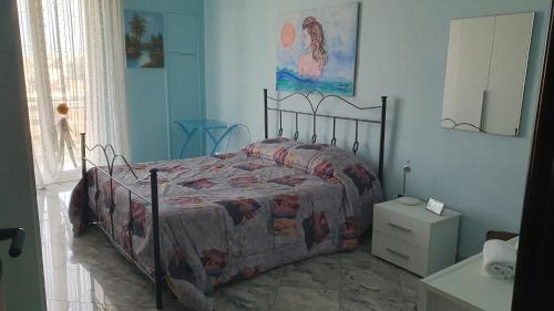 莫诺波利soleada的一间卧室配有一张床和一个梳妆台