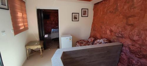 瓦迪穆萨Asem Studio apartment的带沙发和红色墙壁的客厅