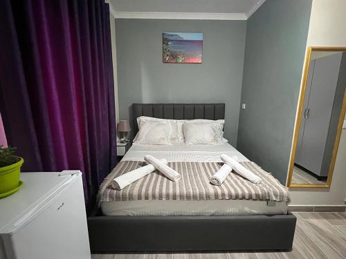 都拉斯VILA AARON的一间卧室配有带3个枕头的床