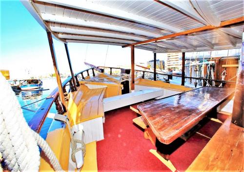 扎达尔Rhythm Floating Hostel - Zadar的船上配有桌子和长凳