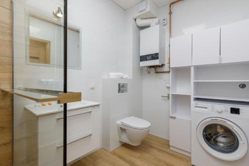 尤斯托尼莫斯基Pet friendly Apartment Górna 31 by Renters的白色的浴室设有洗衣机和洗衣机。