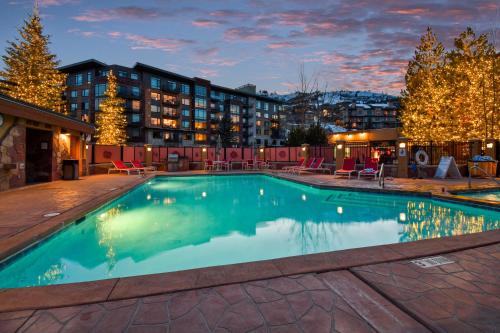 帕克城Sundial Lodge by Park City - Canyons Village的夜间酒店游泳池