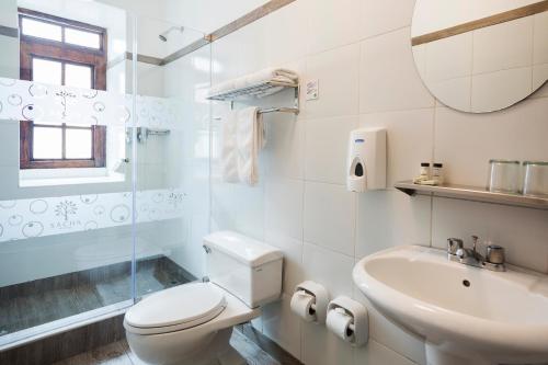 库斯科SACHA Centric的白色的浴室设有卫生间和水槽。