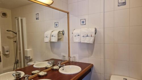 欧赖勒马林酒店的浴室设有2个水槽和镜子