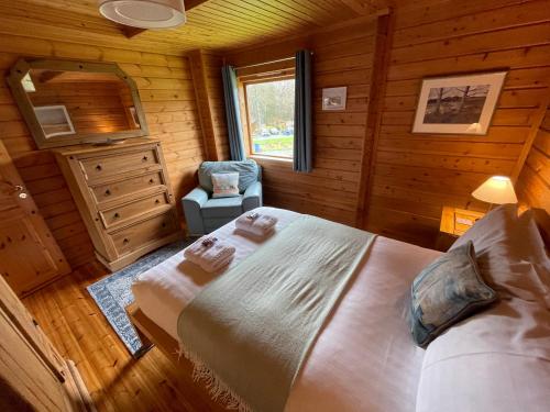 兰贝德Luxury 3 bedroom, 3 bathroom lodge with hot tub的小木屋内一间卧室,配有一张床