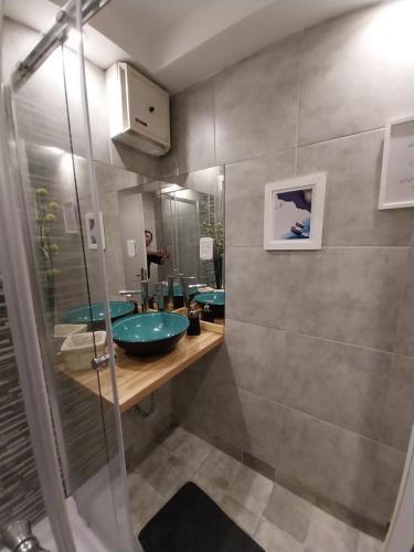 萨尔塔EDIFICIO ALVARADO的一间带两个水槽和玻璃淋浴间的浴室