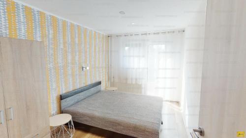 佐洛卡罗斯Coraline Vendégház的一间小卧室,配有床和窗户