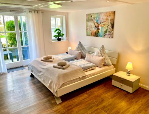 奥尔珀Apartment DaVinci - Sauna, Kamin, Garten, E-Bikes的卧室配有一张床,墙上挂有绘画作品