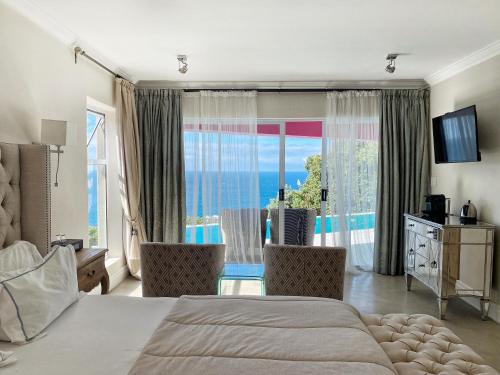 西蒙镇Residence William French的一间卧室配有一张床,享有海景