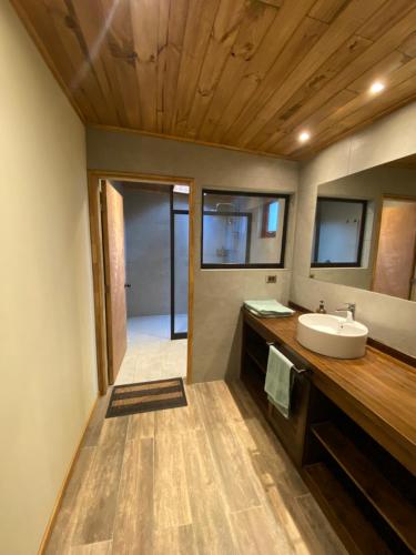 特木科Motel Los Robles的一间带水槽和镜子的浴室