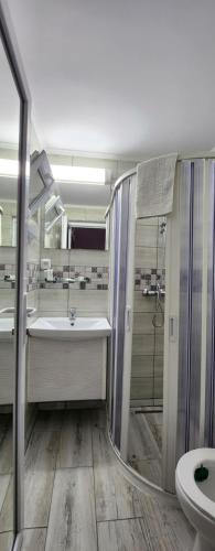 萨图恩Casa Maria Saturn的一间带水槽、淋浴和卫生间的浴室