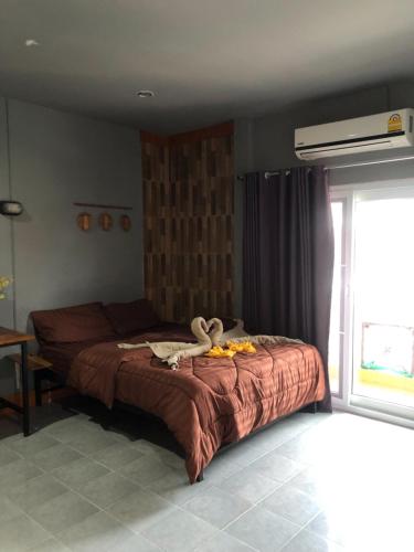 卡伦海滩KANWARA MASSAGE APARTMENT的卧室里设有一张床,上面有一只动物