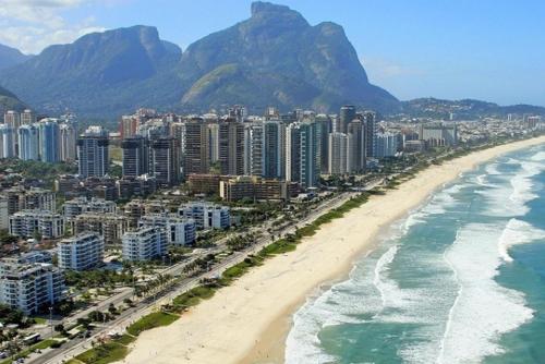 里约热内卢Quarto c/ Banheiro próximo a Praia da Barra da Tijuca的享有海滩的空中景色,设有建筑和海洋