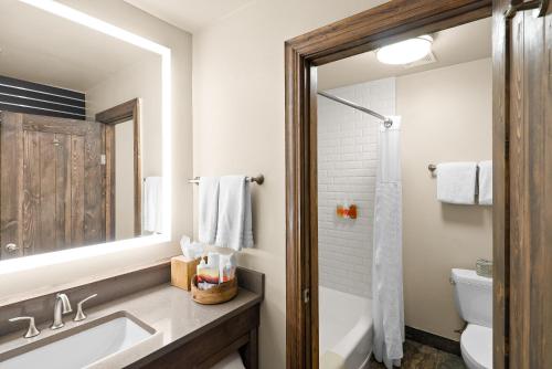 塞多纳塞多纳阿拉贝拉酒店的一间带水槽、卫生间和镜子的浴室