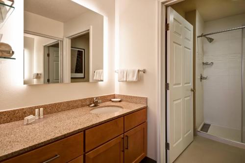 比弗克里克万豪顿比弗克里克公寓式旅馆的一间带水槽和镜子的浴室