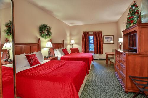 鸽子谷圣诞广场旅馆的酒店客房,设有两张床和一棵圣诞树