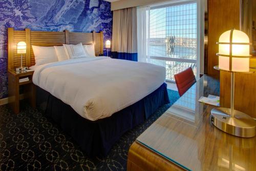 纽约纽约曼哈顿/金融区菲尔德客栈万豪酒店的一间设有大床和窗户的酒店客房