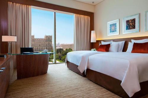 巴库阿布歇隆区巴库JW万豪酒店 的一间酒店客房,设有一张大床和一个大窗户