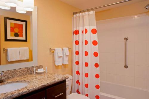布卢明顿TownePlace Suites by Marriott Bloomington的带淋浴、卫生间和盥洗盆的浴室
