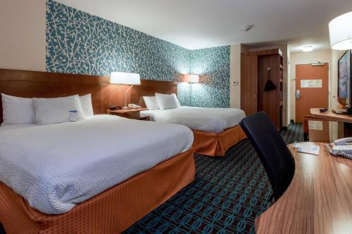 Hope Hull蒙哥马利机场万豪费尔菲尔德套房酒店的酒店客房配有两张床和一张书桌