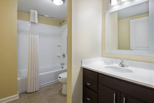 彭萨科拉彭萨科拉汤诺普拉斯套房酒店的一间带水槽、卫生间和镜子的浴室
