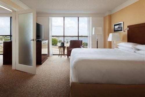 西棕榈滩西棕榈滩万豪酒店 的酒店客房设有一张大床和一台电视。