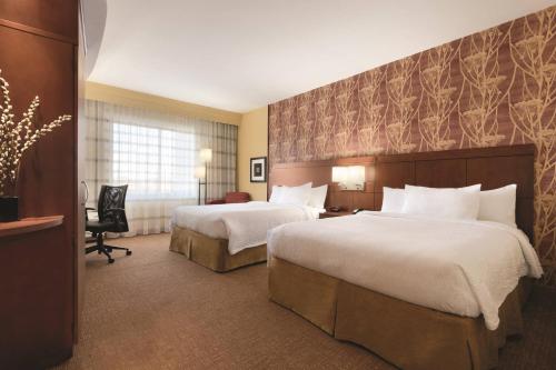 索尔兹伯里索尔兹伯里万怡酒店的酒店客房配有两张床和一张书桌