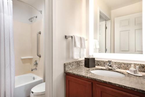 劳德代尔堡劳德代尔堡西万豪唐普雷斯酒店的一间带水槽、卫生间和镜子的浴室