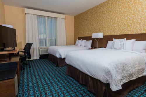 佛罗伦萨佛罗伦萨万豪费尔菲尔德客栈 - 20号州际公路的酒店客房设有两张床和一台平面电视。