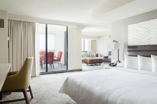 劳德代尔堡Fort Lauderdale Marriott North的酒店客房设有床和客厅。