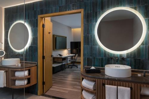圣多明各圣多明各万怡酒店的浴室设有2个水槽和镜子