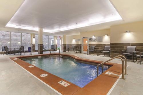 肖尼Fairfield Inn & Suites by Marriott Kansas City Shawnee的酒店大堂中央的游泳池