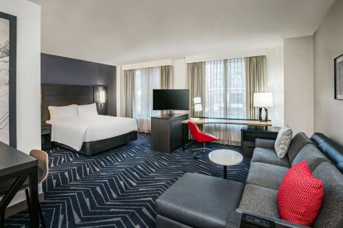 剑桥波士顿剑桥万豪原住客栈的酒店客房,配有床和沙发