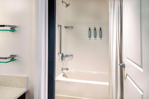 剑桥波士顿剑桥万豪原住客栈的白色的浴室设有浴缸和淋浴。