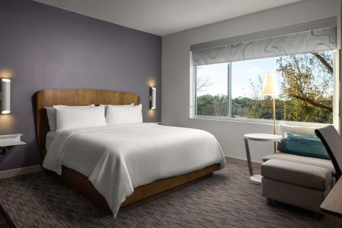 巴吞鲁日Element Baton Rouge South的一间卧室设有一张大床和一个窗户。