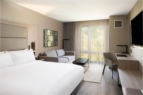 波士顿波士顿克利夫兰圈万豪AC酒店的酒店客房设有床和客厅。