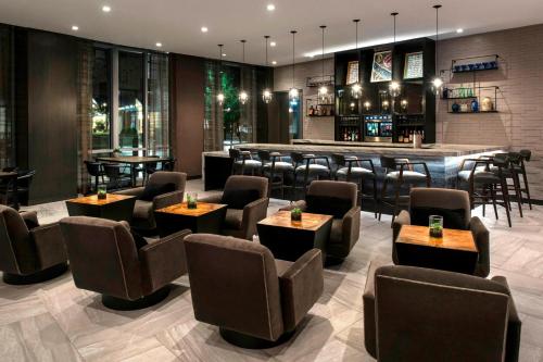 波士顿波士顿克利夫兰圈万豪AC酒店的一间带桌椅的餐厅和一间酒吧